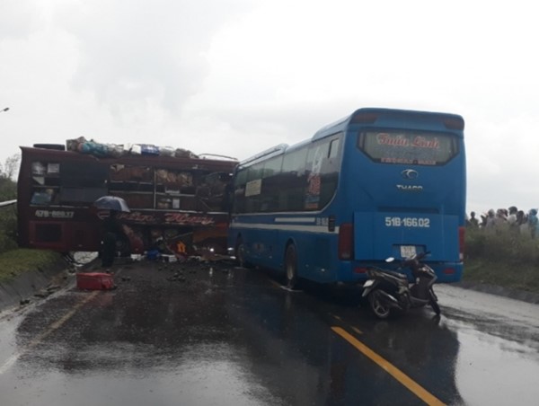 Hai xe khách đối đầu kinh hoàng, 7 người bị thương nặng