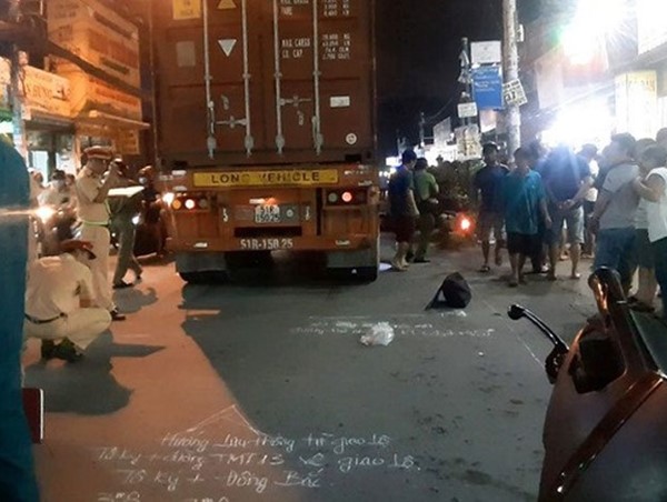 Va chạm xe máy, hai cháu bé bất ngờ bị container chèn thương vong