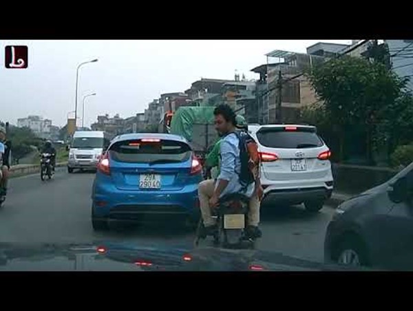 Clip: Dân mạng phẫn nộ với khách tây đi Grab Bike nhổ nước bọt phản cảm