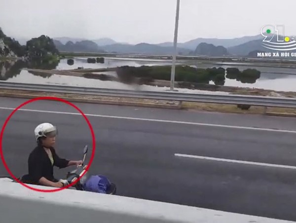 Clip: Bất chấp nguy hiểm, người phụ nữ chạy xe máy ngược chiều trên cao tốc Hà Nội - Hạ Long