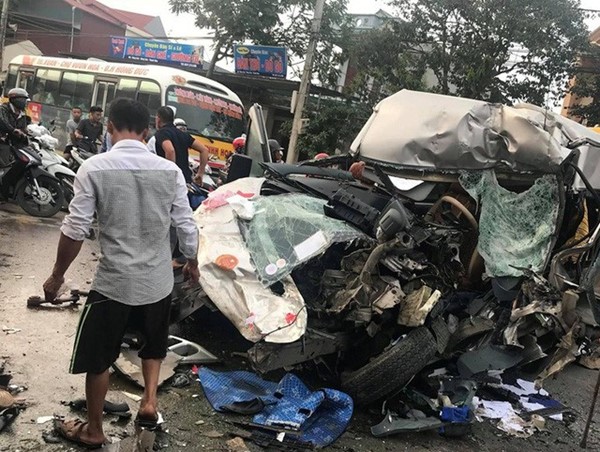 Ôtô 16 chỗ nát đầu khi tông xe tải, 2 tài xế nhập viện cấp cứu