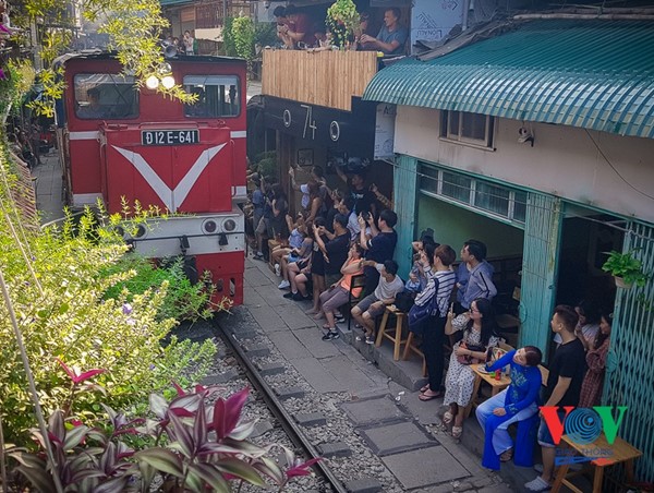 Tàu qua phố cà phê Phùng Hưng phải dừng khẩn cấp vì dân chạy không kịp