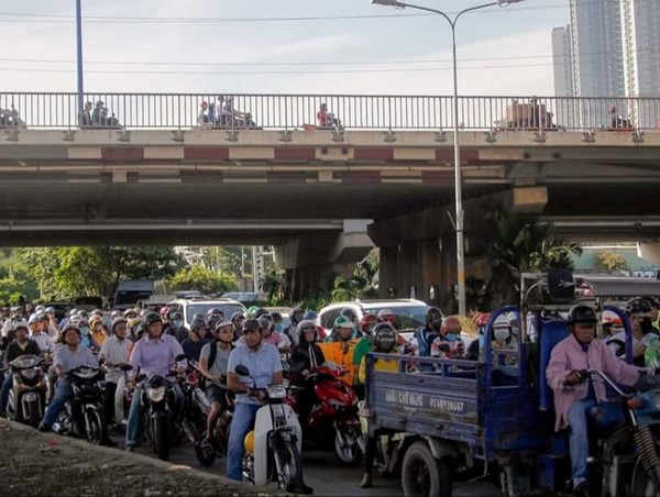 TP Hồ Chí Minh: Giao thông xáo trộn khi đóng dải phân cách gần cầu Sài Gòn