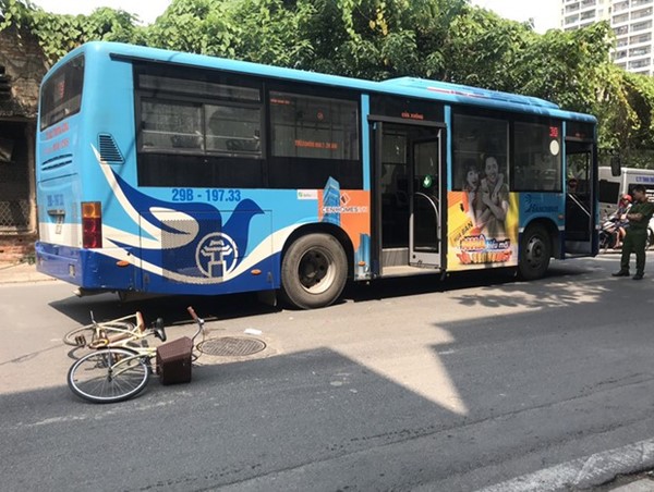 Hà Nội: Xe buýt cán bàn chân bé gái đi xe đạp