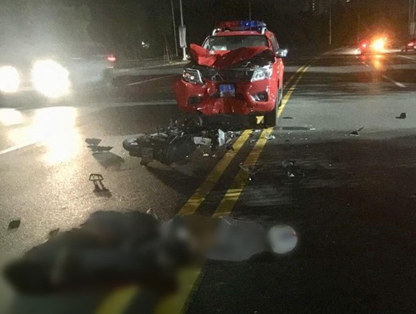 Tông vào xe cảnh sát PCCC, 2 thanh niên nguy kịch