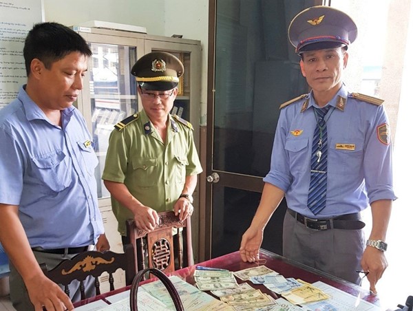 Tiếp viên đường sắt trả lại hàng chục triệu đồng khách quên