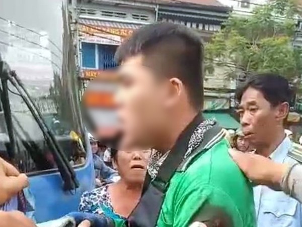 Va chạm với xe buýt, thanh niên mặc áo Grab bị đâm trọng thương