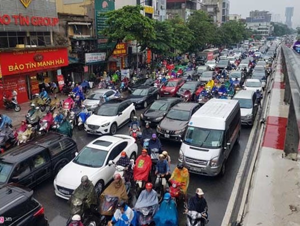 Hà Nội mưa, tắc triền miên từ sáng tới trưa