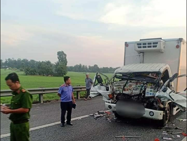 Mắc kẹt trong ô tô tải do tông xe, hai cha con tử vong thương tâm