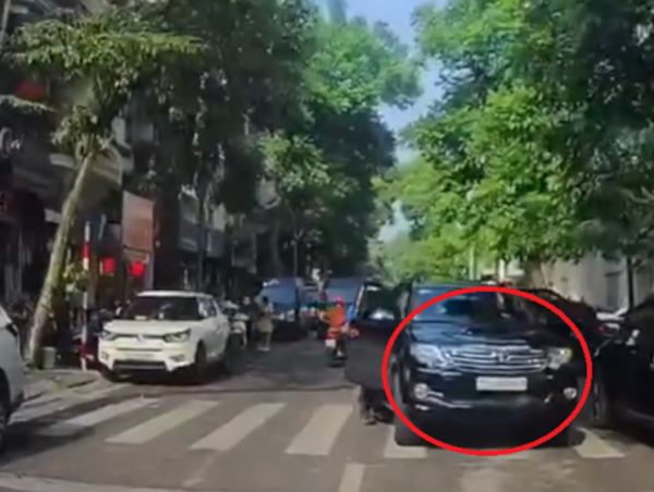 Hà Nội: Ô tô ngang nhiên dừng xe ngược chiều giữa đường