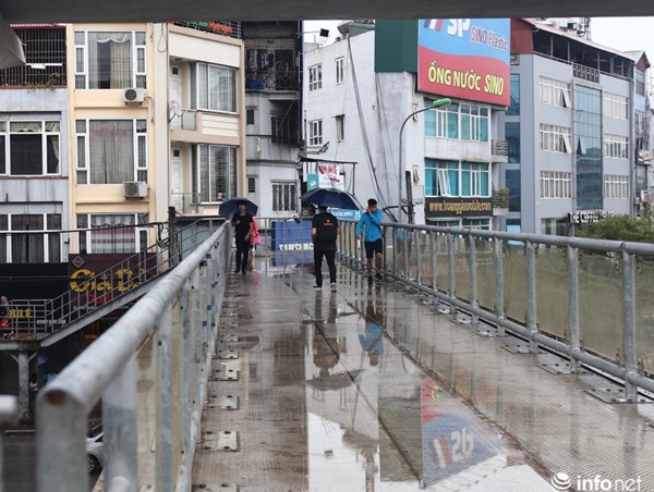 Hà Nội: Cầu bộ hành đường Hồ Tùng Mậu đã hết... nhếch nhác!