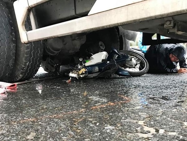 Chạy cùng chiều xe tải, người phụ nữ đi xe máy bị cuốn vào gầm tử vong
