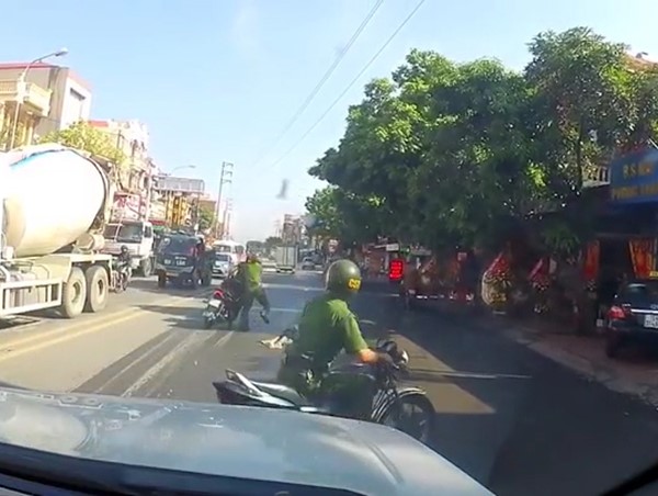 Clip: CSTT quật ngã đôi nam nữ đi xe máy không đội mũ bảo hiểm gây tranh cãi