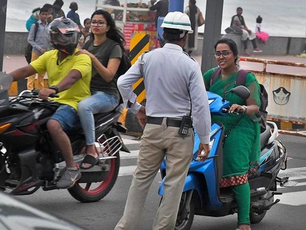 Người đi xe máy phải trả phí bảo hiểm cao hơn nếu vi phạm luật giao thông 