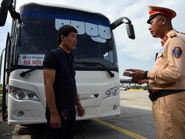 Dùng Giấy phép lái xe giả như mang xăng đi dập hỏa