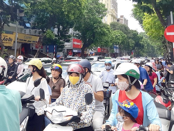 Cấm phương tiện quanh hồ Hoàn Kiếm thế nào cho khả thi?