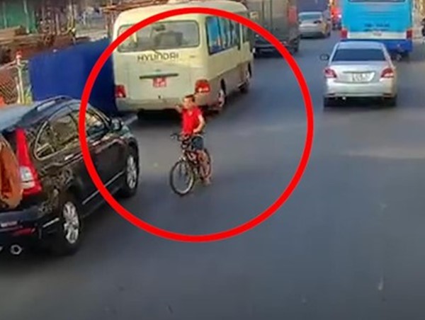 Cậu bé chạy xe đạp ngược chiều trên làn ôtô