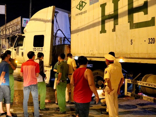 Say xỉn nằm lề đường, thanh niên bị xe container cán qua người tử vong