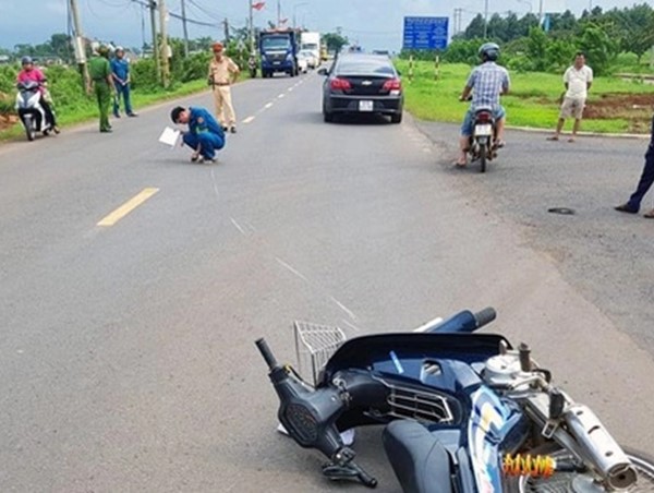 Tạm giữ hình sự thanh niên 17 tuổi lao xe tông cảnh sát giao thông