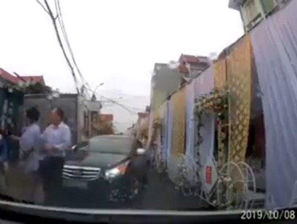 Thắc mắc rạp cưới dựng giữa đường, người phụ nữ bị đấm vào mặt