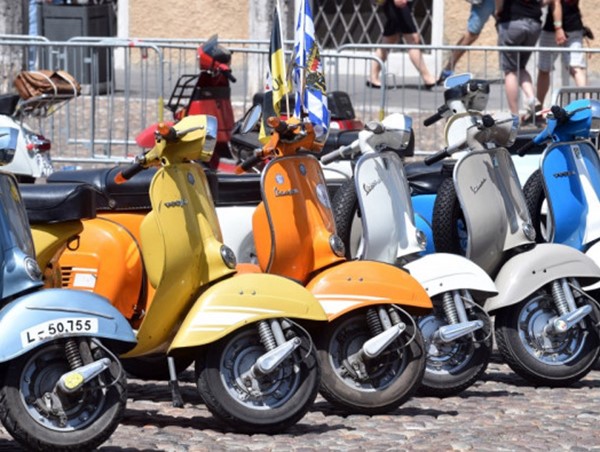 Italia cấm Vespa cổ để chống ô nhiễm 