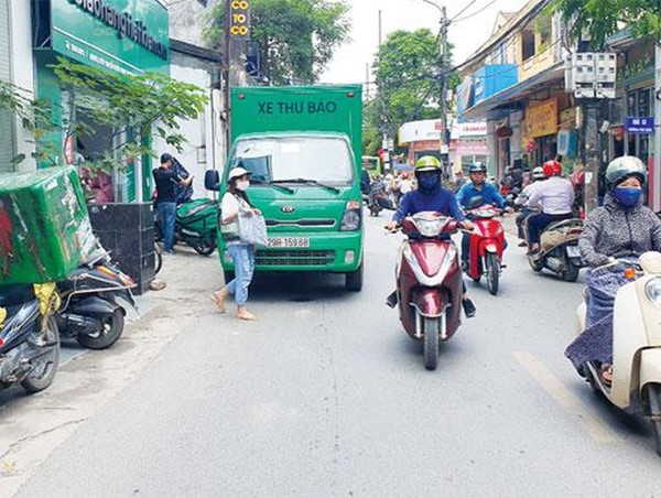 Tắc đường vì xe giao nhận hàng