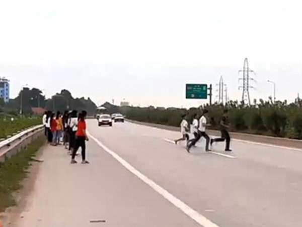 Hãi hùng với "điểm đen" giao thông ở Việt Yên: Nơi công nhân hồn nhiên đi qua cao tốc