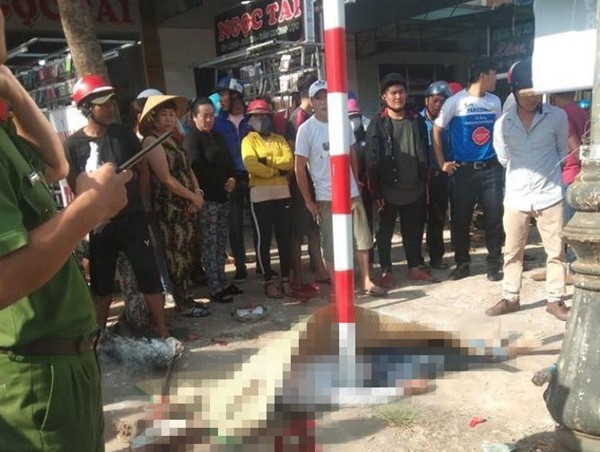 Clip: Kinh hoàng cảnh thanh niên say rượu chở bạn gái tông thẳng lên vỉa hè