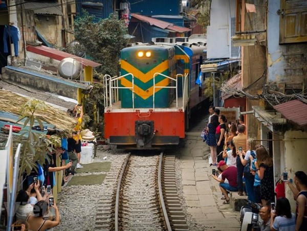 Đường ngang và lối đi dân sinh: Trực chờ nỗi lo bị 'tử thần' gọi tên