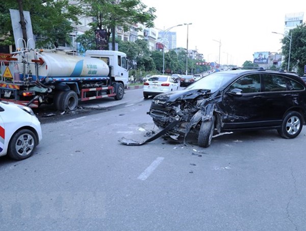 Hà Nội: Ôtô 4 chỗ đâm xe bồn đang tưới nước giải phân cách