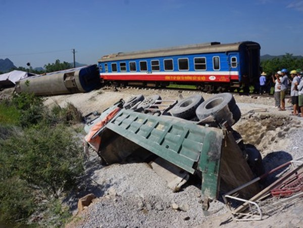 Tranh cãi pha "cắt mặt" tàu hỏa của xe tải tại Hà Nội