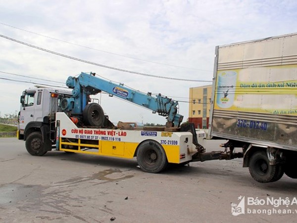 Xe khách mất lái lao lên vỉa hè khiến đôi vợ chồng trẻ thương vong