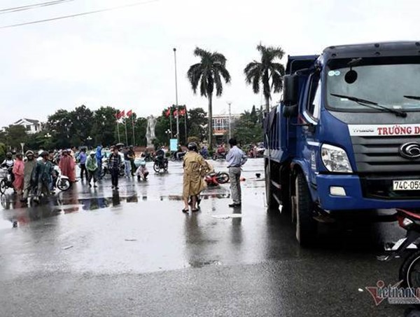 Va chạm với xe tải, nữ nhân viên ở Quảng Trị tử vong