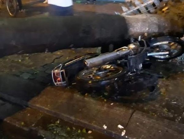 Mưa to kéo dài, cây lớn bật gốc đè ô tô, xe máy