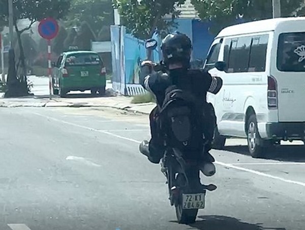 Thanh niên chạy mô tô bốc đầu, làm xiếc trên đường phố Đà Nẵng