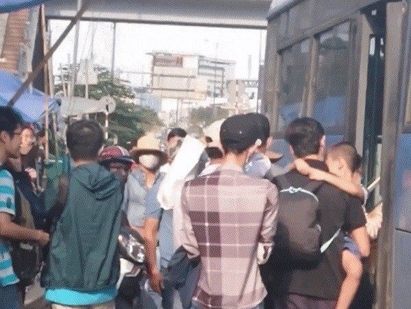 Nạn móc túi trên xe buýt: TP.HCM khẩn cấp họp bàn truy tìm nhóm thanh niên