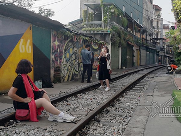 Các quán cà phê đường tàu bị phạt 153 triệu đồng