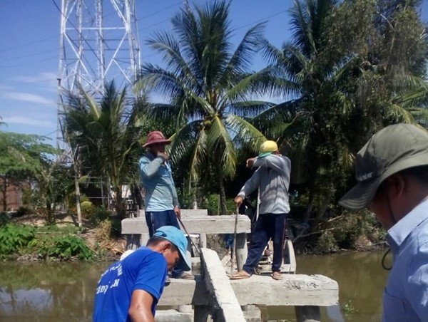 Đội lão nông xây cầu nông thôn từ thiện 