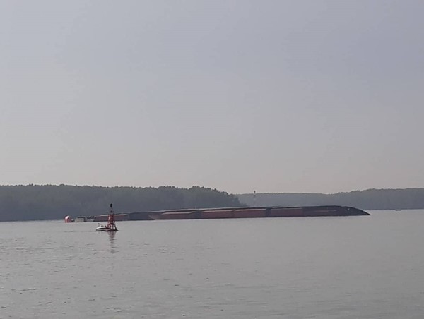 Tàu chở hàng trăm container chìm trên biển Cần Giờ