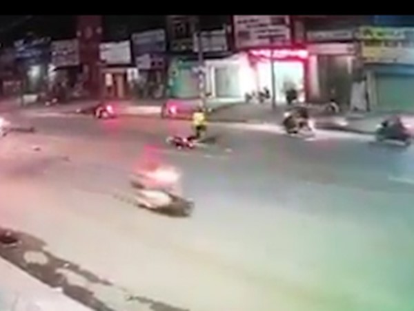 Clip: Xe máy lao như tên bắn, tông thẳng vào đầu taxi