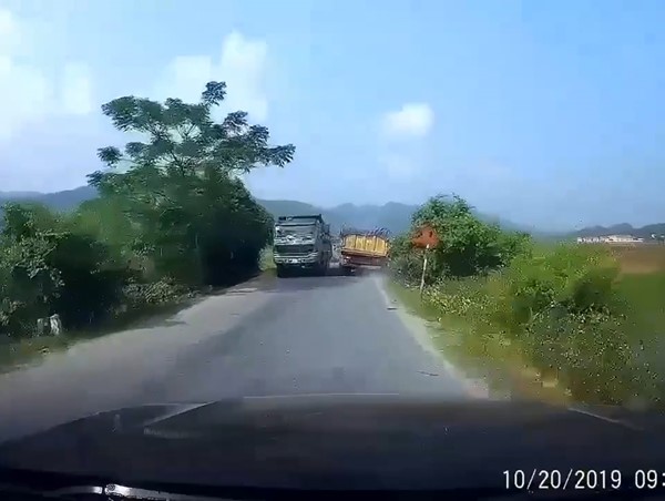 Clip: Xe ben lao thẳng xuống ruộng vì không nhường đường cho xe tải đi ngược chiều