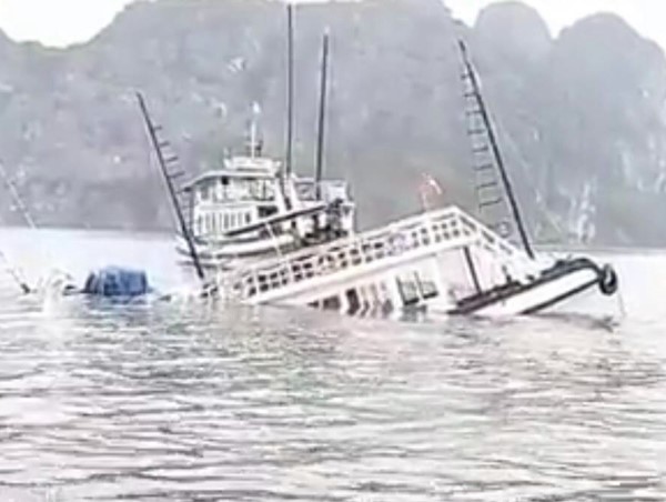 Quảng Ninh: Một tàu du lịch bất ngờ bị chìm trên Vịnh Hạ Long