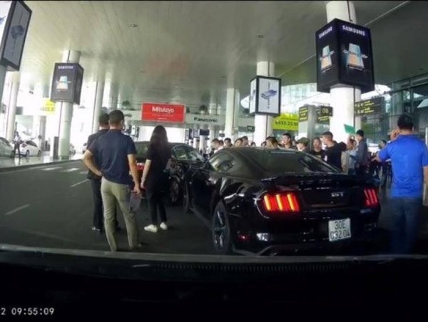 Clip: Cận cảnh vụ va chạm giữa 2 siêu xe tại sân bay Nội Bài