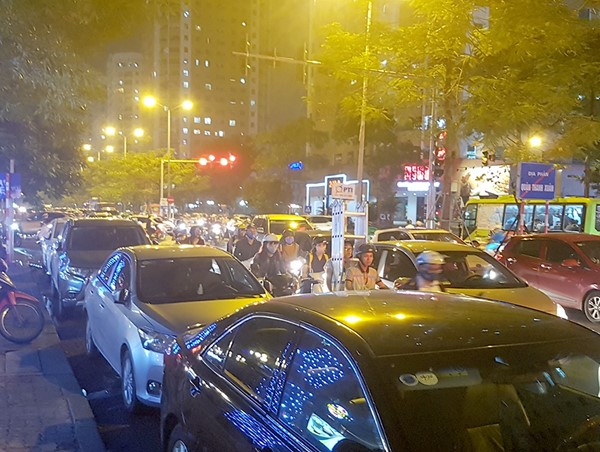 Đường Hà Nội tắc nghẽn vì... bãi đỗ xe dưới lòng đường