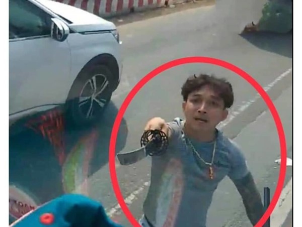 Công an xác minh tố cáo đôi nam nữ cầm kiếm chém nát kính xe tải trên QL1A