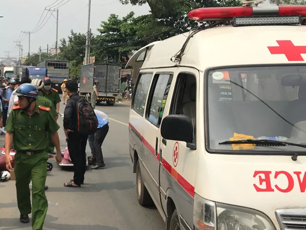 Tránh xe máy lao ra từ trong hẻm, người phụ nữ bị xe tải cán tử vong