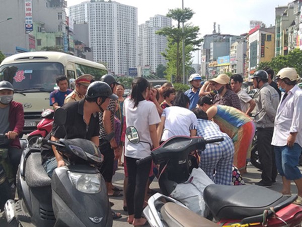 Hà Nội: Nam thanh niên chạy xe không làm chủ tốc độ tông người qua đường nguy kịch