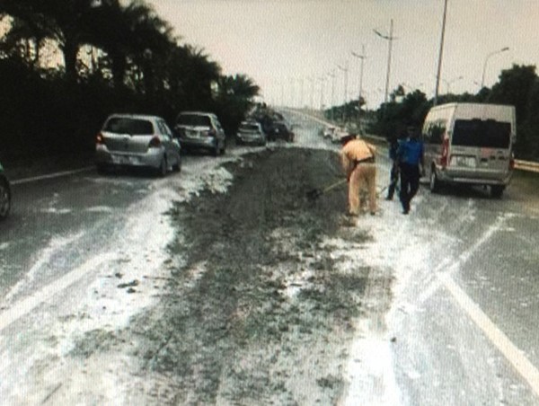 Xác minh, truy "nóng" xe làm rơi vãi phế thải trên đường