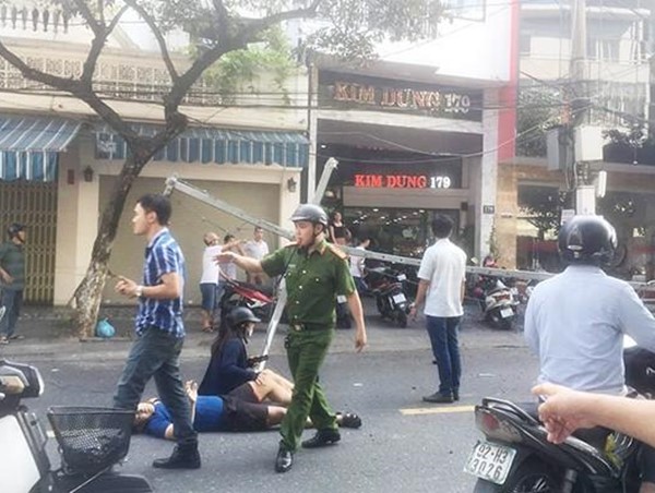 Đà Nẵng: Giàn giáo rơi từ trên cao trúng 2 vợ chồng đi đường