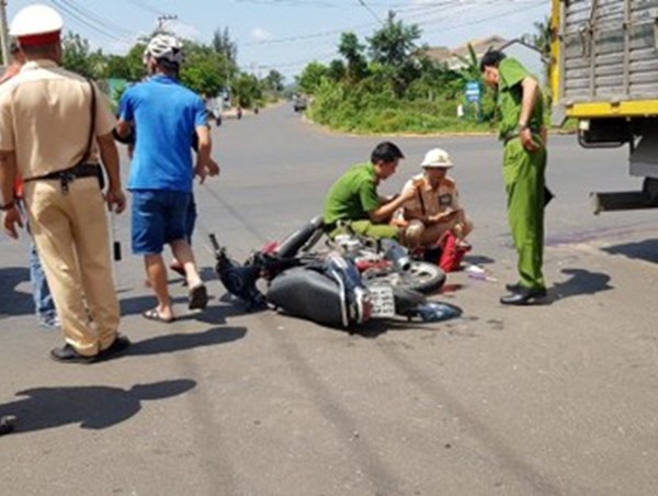 Đắk Lắk: Tông vào xe tải đang rẽ, hai học sinh thương vong